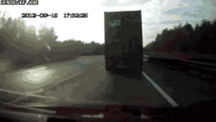 Vozač kamiona na čudan način preživio sudar s drugim kamionom