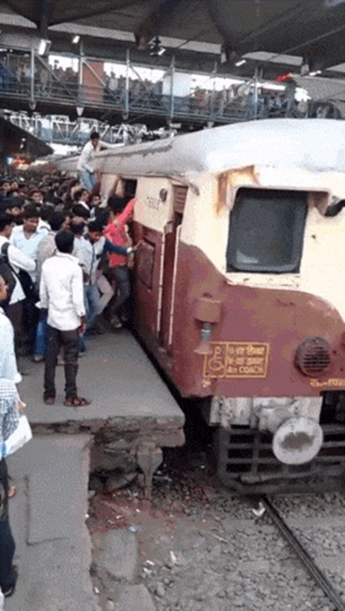 Evo kako zapravo izgleda kada indijski vlak kreće s kolodvora!