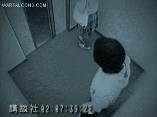 U liftu je pokušao ženi ukrasti torbicu, a ona ga osramotila pred cijelim svijetom