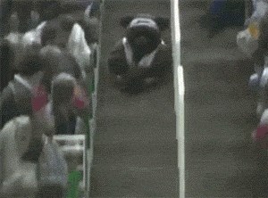 GIF: Uuuu ovo boli!  Dobro da je ostao živ.