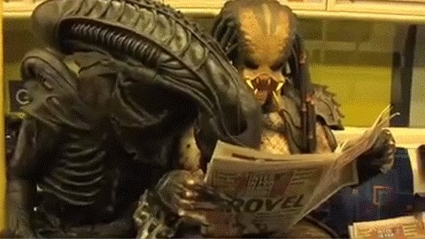 Alien smeta Predatoru u jutarnjem čitanju novina