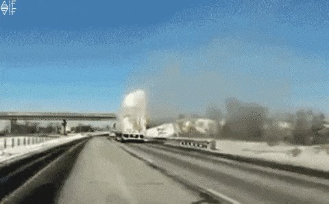 Što se dogodi kada šleper sa snijegom na krovu udari u nadvožnjak? Mećava na autocesti!