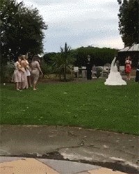 Djevojka je na vjenčanju prijateljice uhvatila buket, a reakcija njenog dečka je neprocjenjiva!