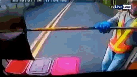 GIF: Ono kada voze smeće, a ti ne stigneš baciti ostatke juhe od jučer 