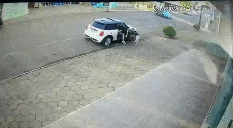 KOJI SRETNIK! Doslovno su falili centimetri da ga auto pokupi!