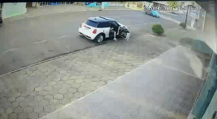 KOJI SRETNIK! Doslovno su falili centimetri da ga auto pokupi!