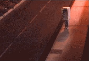 GIF: Nasamario policiju, slikao ih pri brzoj vožnji