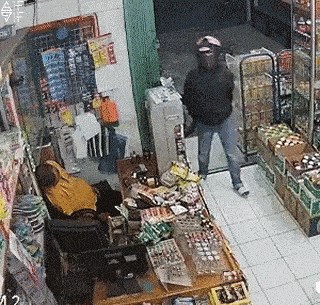 PROPALA MU PRILIKA Nespretni lopov nije uspio ukrasti novce kraj spavajućeg blagajnika