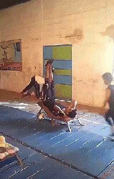 LUDILO! Ovakve akrobacije još nikad niste vidjeli, pogledajte što je izveo s djetetom!