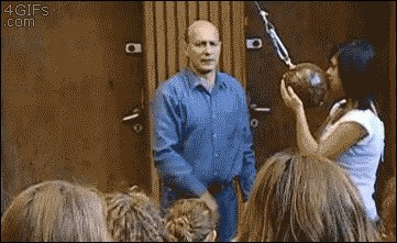 BOLNA LEKCIJA Profesor joj je htio dokazati zakone fizike pa je dobila u glavu