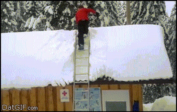 GIF: Čistio snijeg sa krova i pao