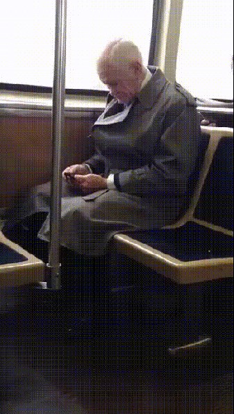 GIF: Starac TOTALNO izgubio živce s mobitelom