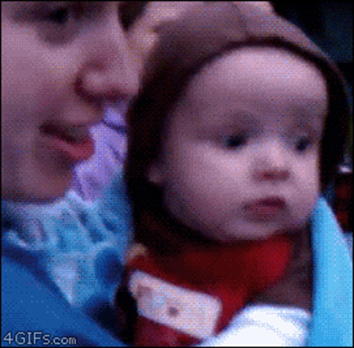 Pogledajte urnebesnu reakciju bebe koja je prvi put u životu vidjela vatromet!