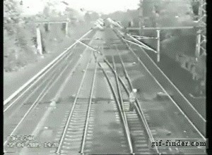 OVO JE BILO ZA DLAKU Skoro su ga pregazila dva vlaka!