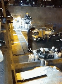 GIF: Gurnuo ga sa zgrade 