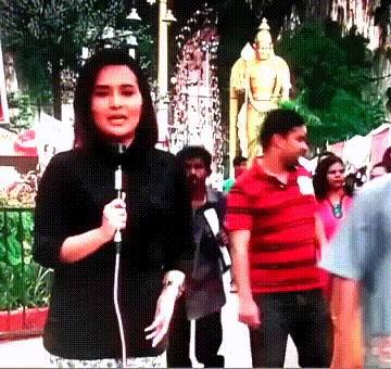 Htio se pojaviti na televiziji, pa je jednostavno stao pokraj novinarke