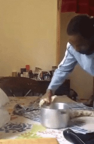 Kako ispeglati odjeću bez pegle? Vjerovali ili ne, muškarac je našao način!