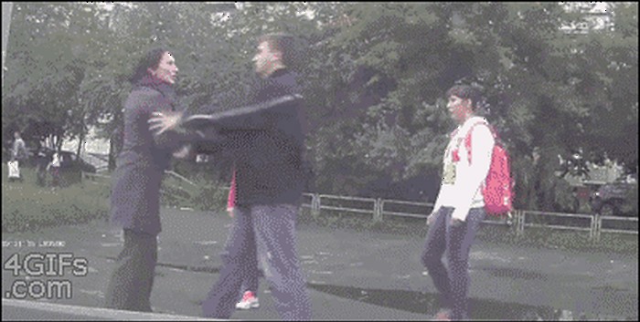 GIF: Nasilnik je dobio ono što je zaslužio