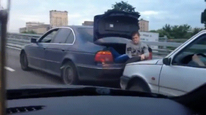 Rus je na putu ostao bez benzina, pa je našao neobično rješenje!