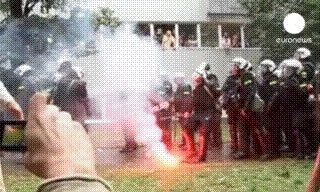 GIF: Policajci ga gađali bengalkom, on im nije ostao dužan