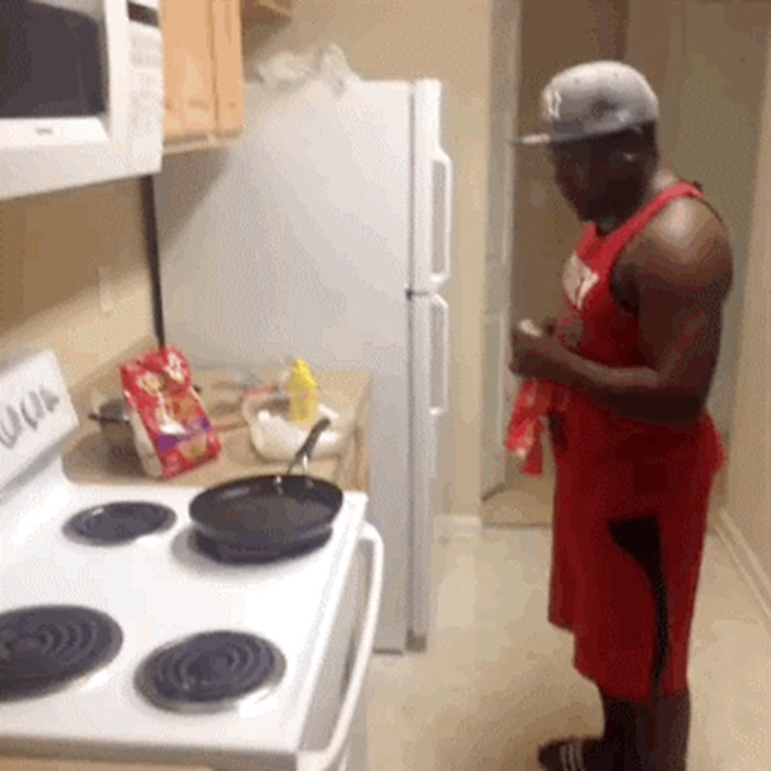 GIF: Muškarci se u kuhinji ponašaju kao djeca