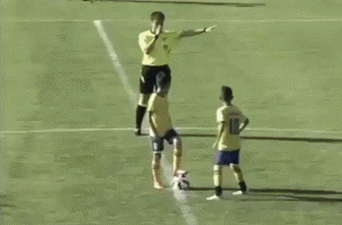 GIF: Mali nogometaš promašio nemoguće pa poludio