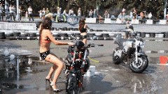 GIF: Motor se napalio i napao djevojku
