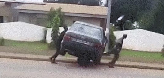 Je li ovo vučna služba ili su odlučili "posuditi" automobil?