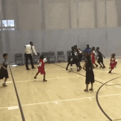 DJEČJA KOŠARKA Krenuo je na krivi koš, pa se trener morao umiješati 