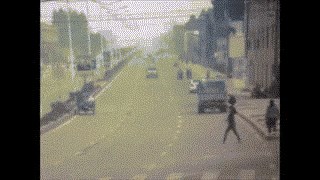 GIF: APSURD pješakinja udarila motociklistu 