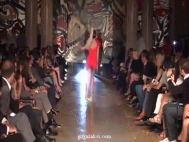 GIF: Ono kad prvi put staneš na štikle!