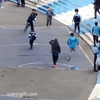 Dječak s jednom nogom igrao nogomet s prijateljima, njegove vještine će vas zadiviti!