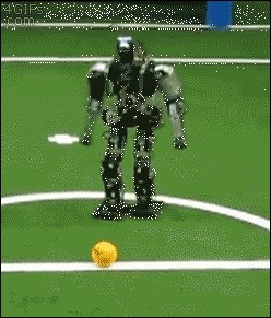 GIF: Ajme sramote - smotani robot se samoubio pri šutanju lopte