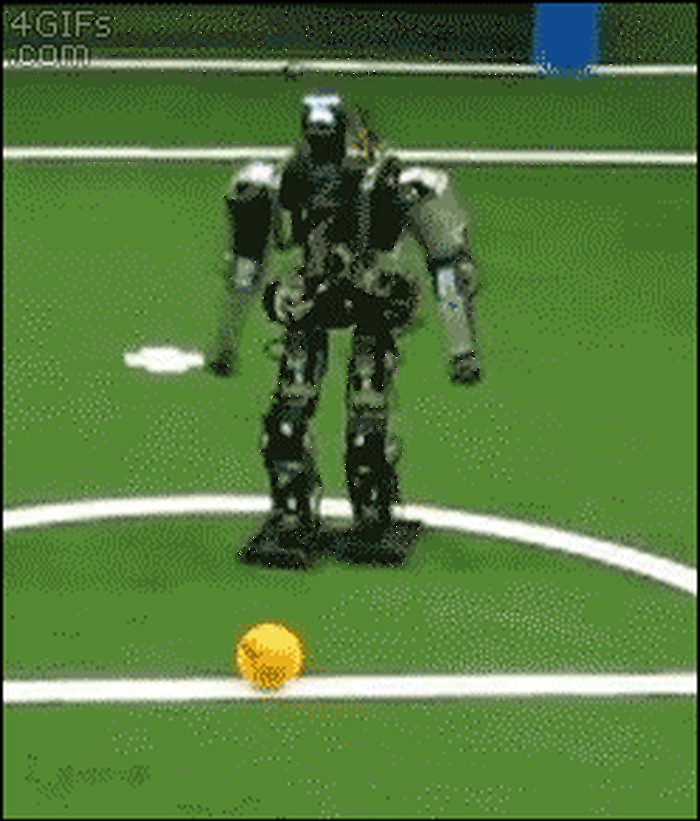 GIF: Ajme sramote - smotani robot se samoubio pri šutanju lopte