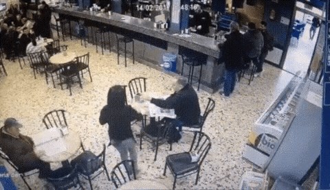 Konobarica ima talent: Košarka joj ne ide, ali je bez problema izvela nogometni trik!