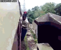 ŽIVOT NA KOCKI Pogledajte što je ovaj muškarac radio dok se držao na jurećem vlaku