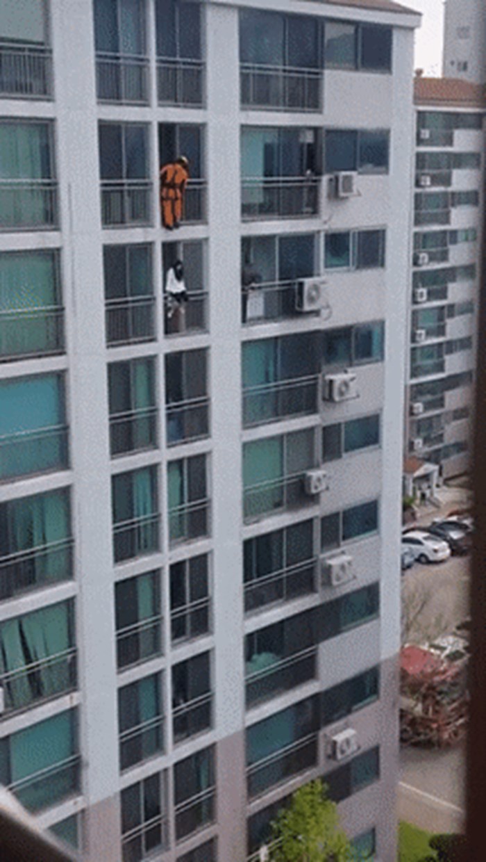 Spektakularno spašavanje: Pogledajte kako je pomogao ženi koja je prijetila da će skočiti sa zgrade