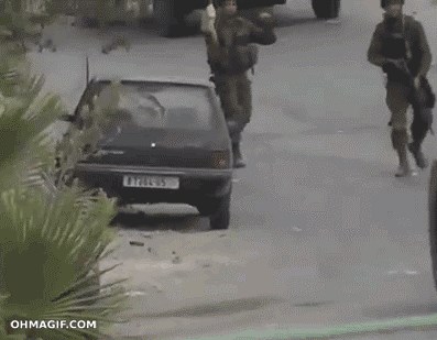 GIF: Guma posramila nesposobne vojnike