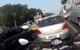 Kad je vidio da iz auta bacaju smeće kroz prozor, motorist je reagirao na odličan način