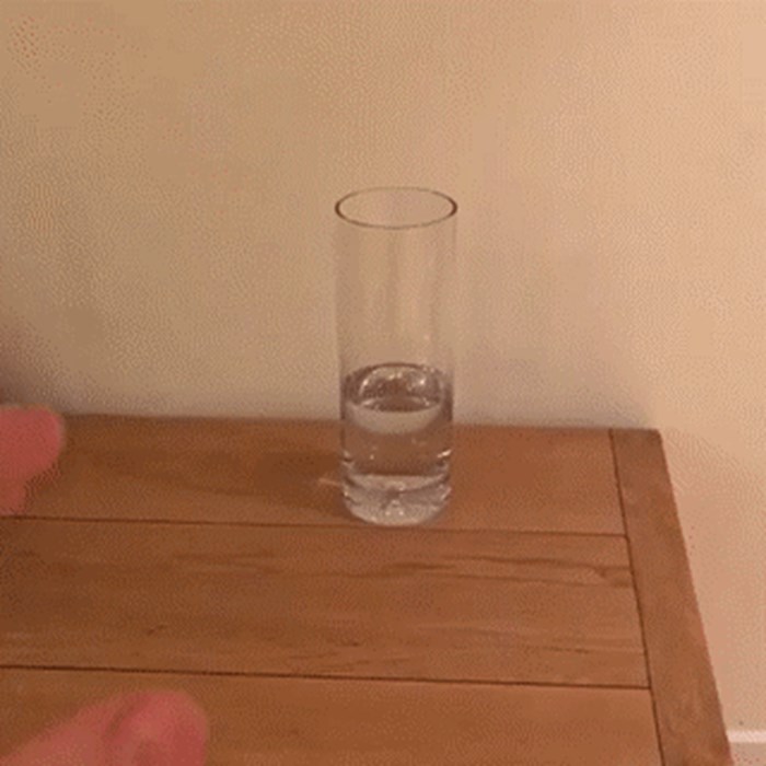 Optički trik sa čašom koji će i vas zbuniti