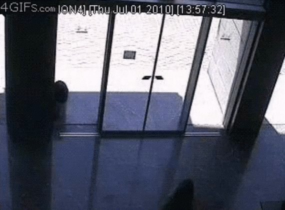 Djevojka nije znala izaći iz zgrade, automatska vrata su joj bila preteška prepreka!