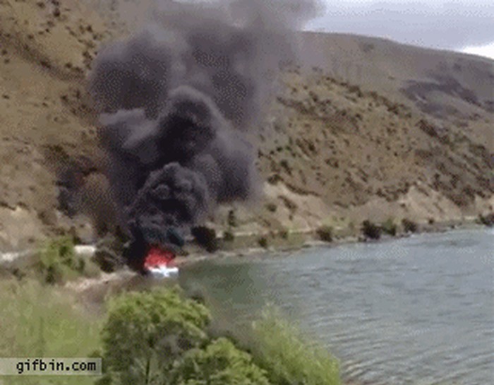 GIF: Genijalac ugasio požar u sekundi!