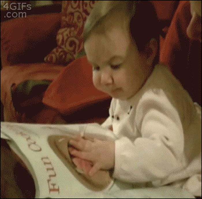 Gladni bebač je pokušao pojesti hranu iz knjige!