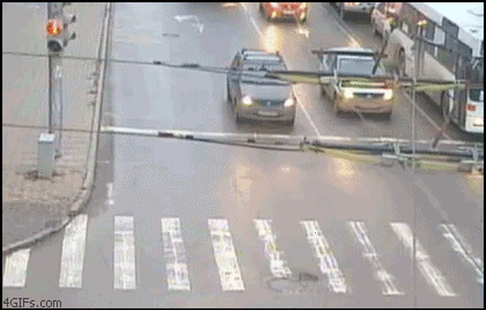 GIF: Srećkoviću anđeo čuvar stisnuo "boost" da preživi nemoguće!