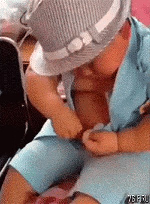 GIF: Ono kad isprobavaš odjeću od prošle godine i sve ti bude preusko