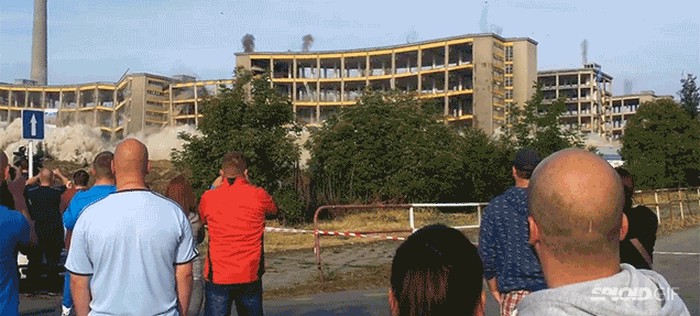 Koji sretnici! Pogledajte što se dogodilo dok su gledali kontrolirano rušenje zgrade!