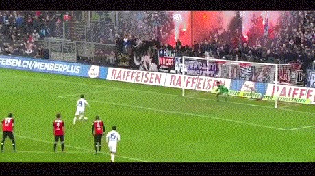 GIF: Lopta jednostavno nije htjela ući u gol