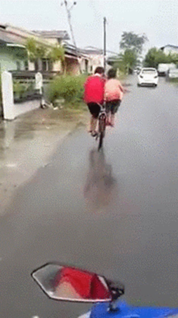 Dječaci su otkrili kako dvije osobe istovremeno mogu voziti jedan bicikl!