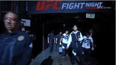 GIF: Kamerman nije baš bio siguran koga treba snimati