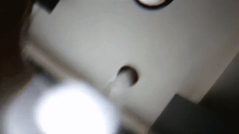 GIF: Pogled u mlaz pod slavinom izgleda poput crvotočine iz Star Treka!